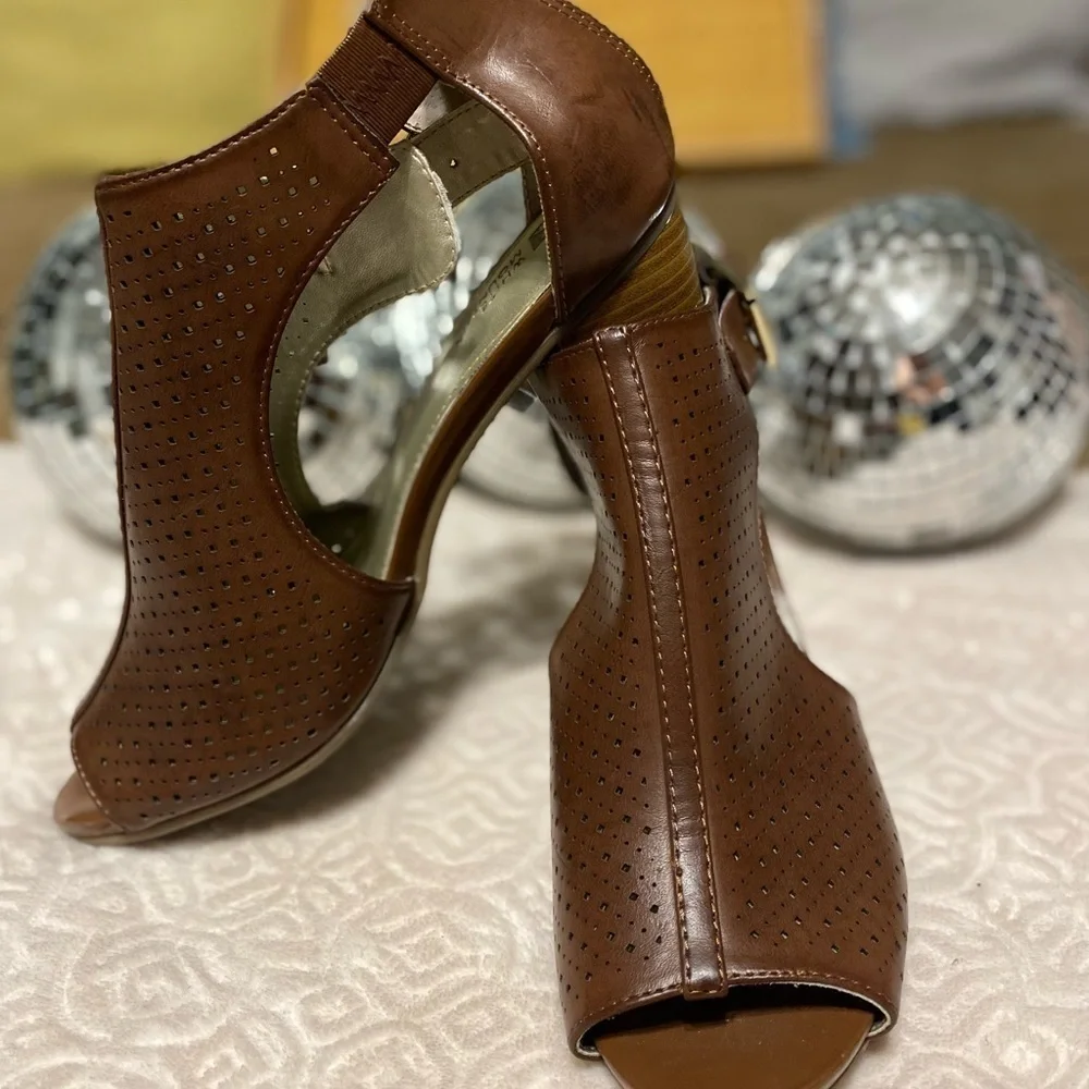 White Mountain Dressy Shoe